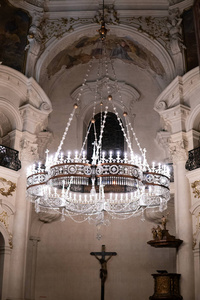 美丽丰富的装饰内部的教堂在欧洲垂直拍摄