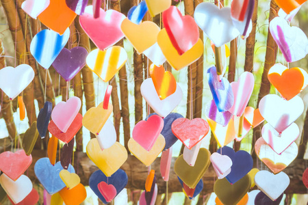 五颜六色的心，由蜡烛图案设计，悬挂在天花板上，装饰在爱情情人节庆祝日或婚礼日。