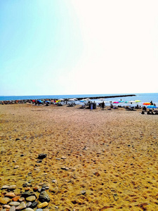 在地中海水域沐浴的细褐色沙滩