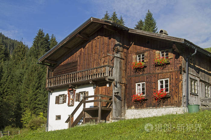 蒂罗尔州伯旺田园诗般的旧农舍
