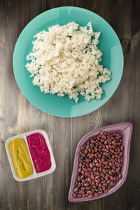 盘子里的白米饭。 米饭在木制背景的顶部视图。