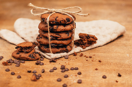 木制桌子上放着巧克力的美味自制饼干