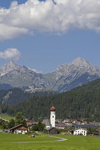 赫特旺村位于兹维什辛托伦山谷的开始，是盖赫伦斯皮茨和金佩尔两座山峰的田园诗般的正面