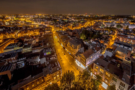 晚上鸟瞰格罗宁根市历史城镇中心。荷兰。