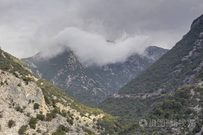 在阴天的夏天，一座巨大的雄伟的山和云希腊，伯罗奔尼撒。