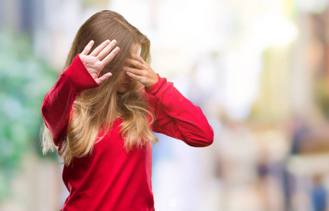 在孤立的背景上,用手遮住眼睛,用悲伤和恐惧的表情做停止手势