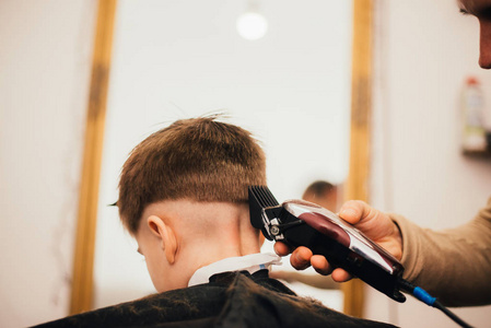 理发店理发小男孩剪发的剪影照片