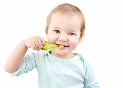 婴儿刷牙是白色的。带牙刷的孩子。