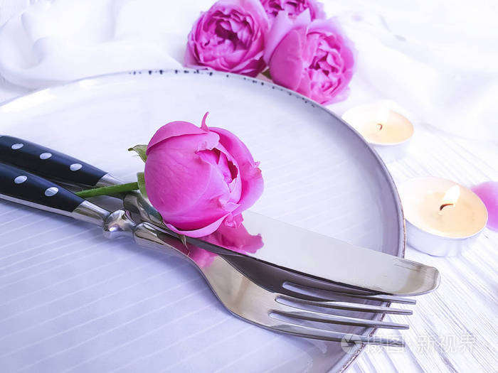 盘花玫瑰蜡烛木制背景