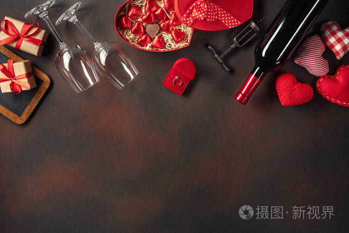 情人节, 有葡萄酒开瓶器眼镜心和戒指形式的盒子