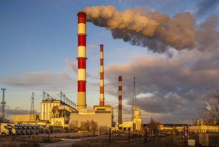 化工厂烟囱排放大量温室气体空气环境污染的概念