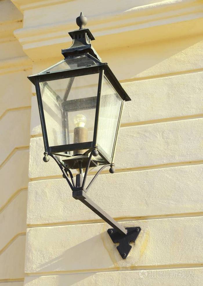 这盏路灯是建在建筑物的墙上的