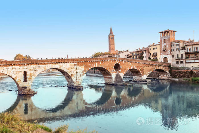 维罗纳老城全景和阿迪格河上的桥梁。 意大利旅游目的地概念