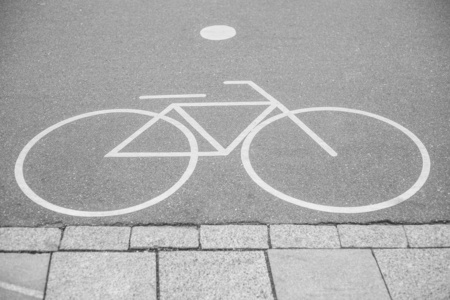 户外公园沥青上白色油漆自行车道标志. 健康生态运输的独立途径照片