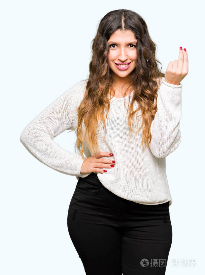 年轻漂亮的女人穿着白色毛衣,用手和手指做意大利手势,自信的表情