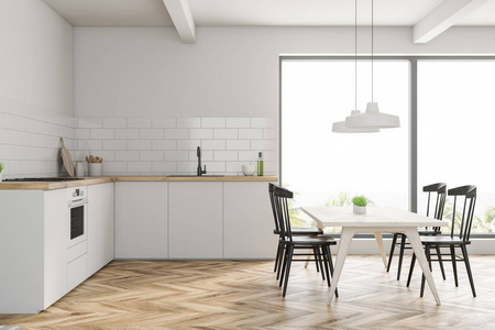 现代厨房的侧面视图，白色墙壁，木制地板，大窗户，白色台面，木制桌子，黑色椅子。 3D渲染