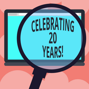 写笔记显示庆祝20年。商业照片展示纪念一个特殊的日子是20年一起放大玻璃放大平板电脑空白彩色屏幕照片文本空间
