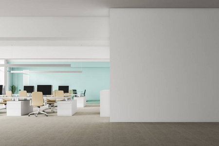 开放空间办公室的内部有白色的墙壁，灰色的地板，一排排白色的电脑桌，米色的椅子，并在右边模拟墙壁。 3D渲染