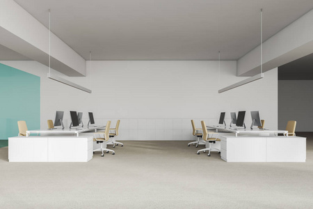 侧视图的现代开放空间办公室与白色墙壁和地板，一排排白色电脑桌与米色椅子。 墙附近的储物柜。 3D渲染