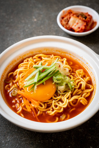 韩国辣方便面，鸡蛋蔬菜和泡菜韩国菜式