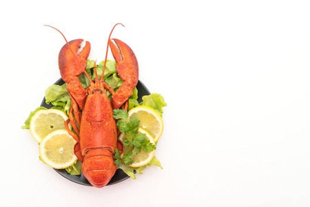 新鲜煮熟的龙虾与蔬菜和柠檬分离白色背景