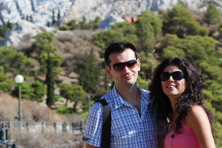 年轻的幸福夫妇在阳光明媚的日子里在希腊首都雅典观光