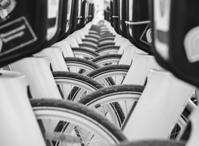 停放在出租自行车停车场的自行车轮子。 接送站乘坐自行车快速出租。乘坐踏板运输便宜，快速安全。