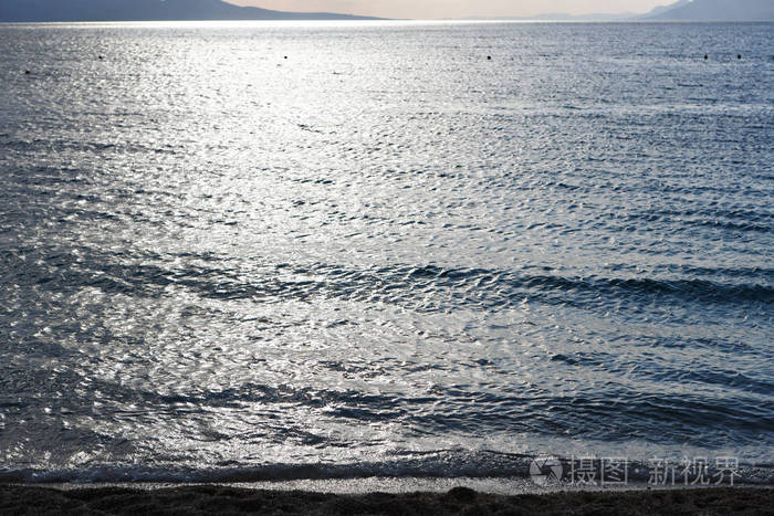 美丽的海滨在克罗地亚。深蓝的亚得里亚海的海水在阳光下闪闪发光。暑假受欢迎的旅游目的地。享受异国情调的岛屿度假胜地