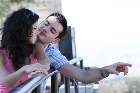 年轻的幸福夫妇在阳光明媚的日子里在希腊首都雅典观光