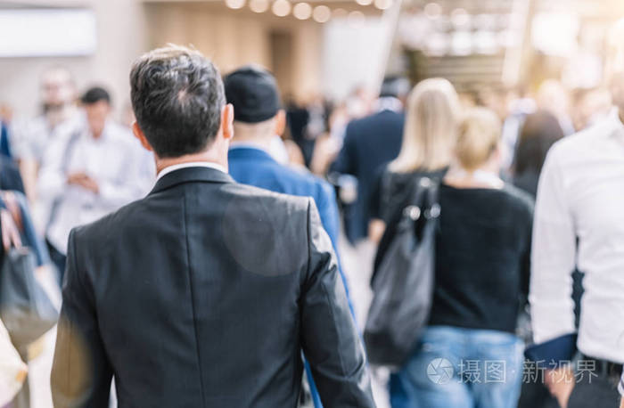 纽约市一条街上行走的人群