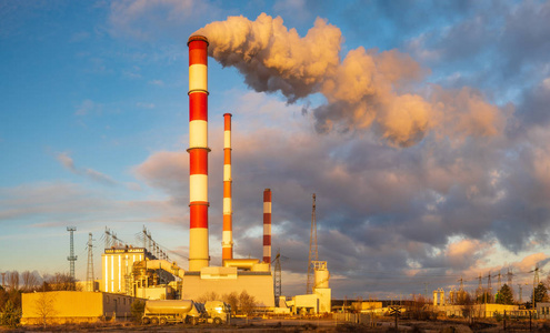 化工厂烟囱排放大量温室气体空气环境污染的概念照片