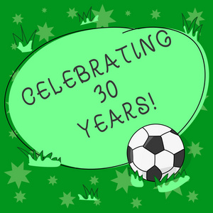 写纸条显示庆祝30年。 商业照片展示了一个特殊的日子，30年来，足球在草地上和空白轮廓圆形彩色照片