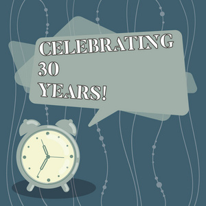 笔迹文字庆祝30周年。概念意思纪念一个特殊的日子是30年一起空白矩形彩色语音气泡覆盖和模拟闹钟