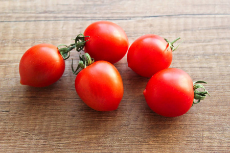木制背景下的番茄，樱桃番茄