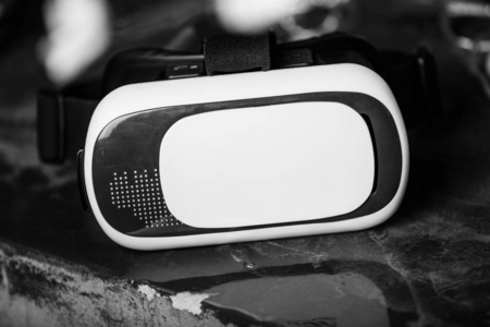 现代虚拟现实VR眼镜在智能手机上玩手机游戏应用程序。智能手机便携式游戏耳机设备。玩电子游戏。流行的新游戏玩家小工具。增强现实概念