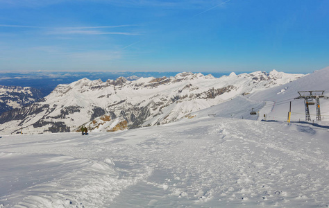 从山上看。 冬天在瑞士的Titlis。 泰利斯是一座山，位于瑞士奥布瓦登州和伯尔尼州之间的边界上，通常从其北侧的恩格尔伯格镇进入