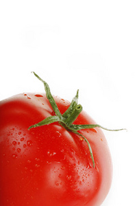 白色背景下分离的新鲜成熟番茄