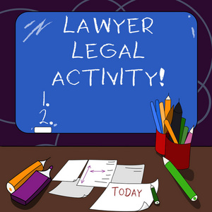 写文字律师法律活动。概念意思准备案件和提供忠告忠告在法律主题安装空白颜色黑板与粉笔和文字工具板在书桌