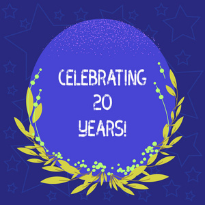 概念手写显示庆祝20周年。商业照片展示了纪念一个特殊的日子是20年一起与叶子和芽的邀请
