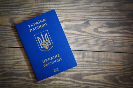 乌克兰公民无签证前往欧洲的新的现代生物特征乌克兰护照。