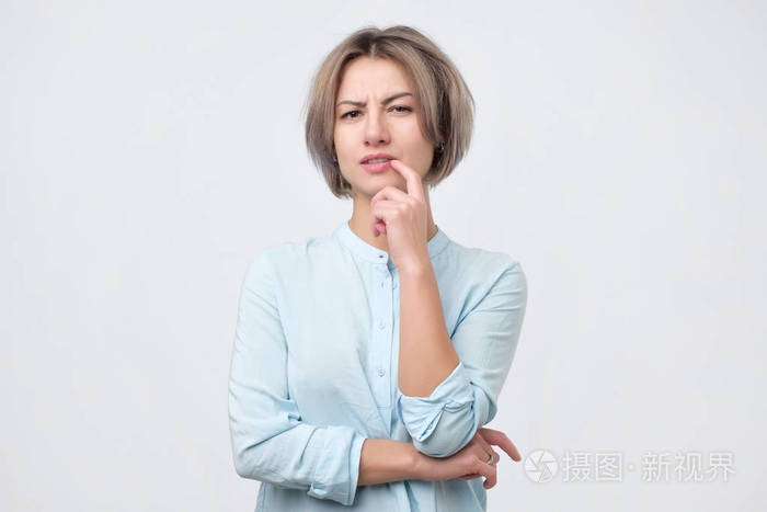 怀疑体贴的女人记得的东西年轻的情感的妇女