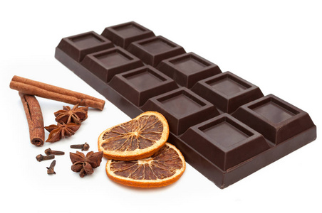 黑巧克力干橙八角桂丁香组成。 孤立在白色背景上。