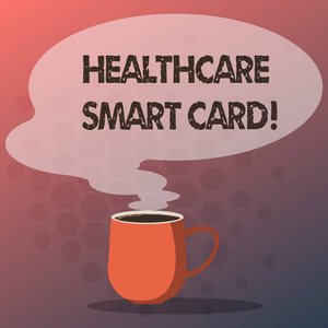 显示医疗保健智能卡的文字符号. 概念照片具有患者基础知识的卡片是健康记录杯热咖啡与空白颜色的语音泡泡作为蒸汽图标