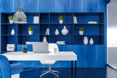 经理办公室内部有蓝色的墙壁，白色的电脑桌，上面有笔记本电脑，访客椅和蓝色的木制书柜。 3D渲染