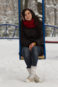 白雪皑皑的冬日，一个在户外散步的漂亮少女