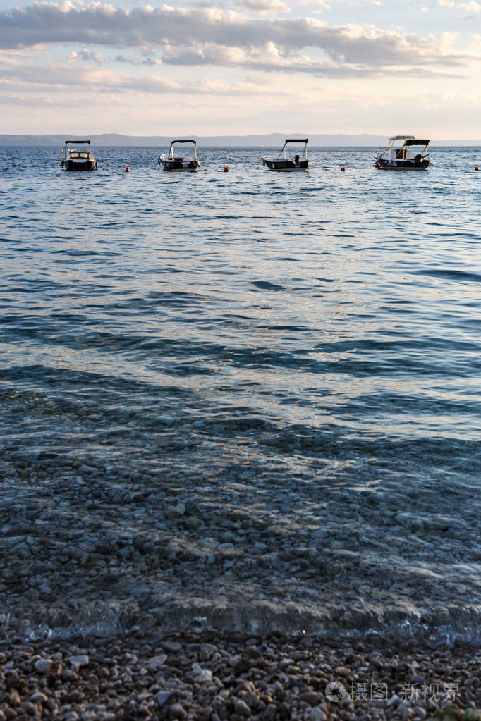 在克罗蒂亚漂浮在水面上的小型水上工艺品.