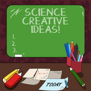 文字写作文本科学创新思想。将新的和富有想象力的想法变成现实的商业理念在办公桌上安装了带粉笔和书写工具表的空白彩色黑板