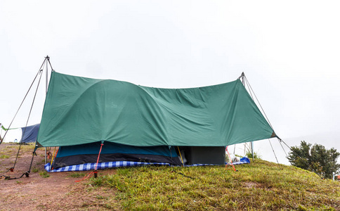 露营地在雨天为大自然中的游客点帐篷草地。