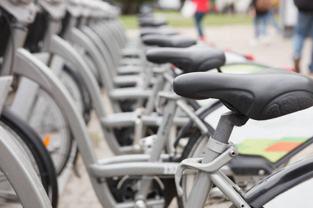 自行车的座位在自行车停车场。便宜地租自行车，安全地骑在城市街道上。健康的城市交通