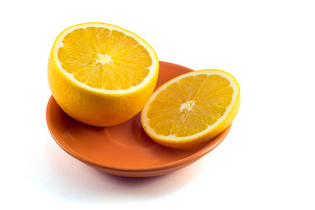 橙色整体，在白色背景上切成橙色的盘子